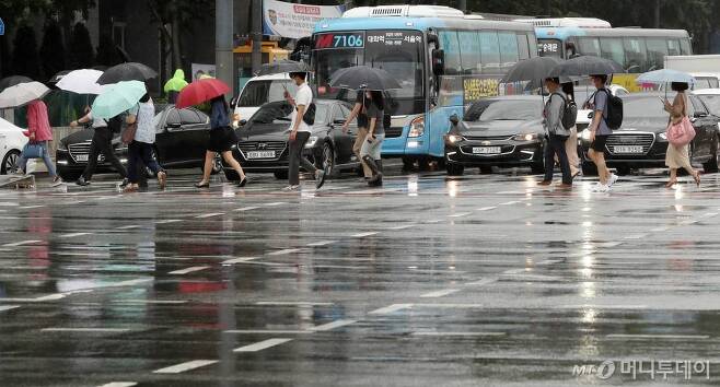 (사진은 기사와 무관)장마가 계속되는 가운데 태풍 '장미'까지 북상하고 있는  2020년 8월 10일 오전 서울 광화문 네거리에서 시민들이 우산을 쓴 채 출근하고 있다./사진=머니투데이 DB /사진=김휘선 기자 hwijpg@