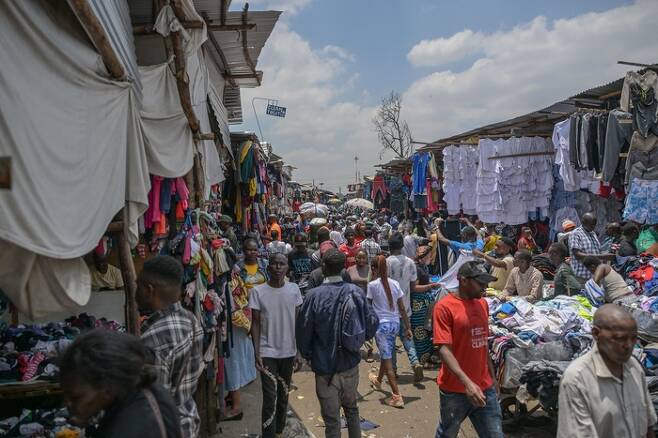 사람들로 붐비는 나이로비 기콤바 시장. AFP