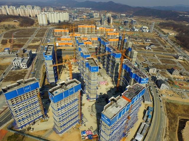 한 아파트 건설 현장. 한국일보 자료사진