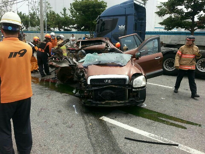 지난해 8월2일 오후 부산 남구 한 주유소 앞에서 다대포로 휴가 가던 일가족이 탑승한 싼타페 차량과 트레일러가 충돌했다. 이 사고로 운전자 1명이 다치고 4명이 숨졌다. / 사진=뉴스1
