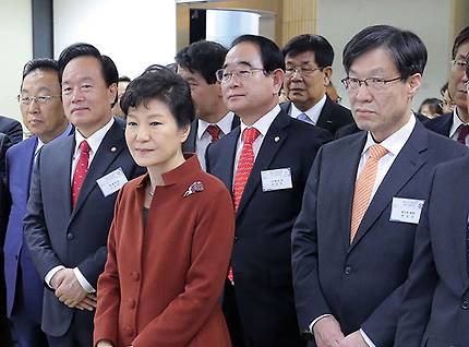ⓒ연합뉴스 2014년 12월17일 박근혜 대통령이 권오준 포스코 회장(맨 오른쪽)과 함께 행사장을 둘러보고 있다.