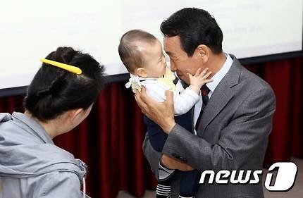 2016년.저출산·고령화로 지속적으로 감소하던 전북 정읍시 인구가 두 달 연속 증가하자  김생기 정읍시장이 신생아를 보고 미소를 짓고 있다. (뉴스1DB)&copy; News1