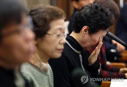눈물 훔치는 장기기증자 유가족 (서울=연합뉴스) 신준희 기자 = 8일 오전 서울 중구 프레스센터에서 열린 '뇌사장기기증자 유가족 예우 촉구 기자회견'에서 기증자 이종훈씨 모친인 도너패밀리 장부순 부회장이 눈물을 훔치고 있다.   이들은 뇌사 장기기증인과 장기 이식인간의 서신교류 허용을 촉구했다. 현재 국내에서는 법적으로 장기 이식인의 정보 공개가 일제 허용되지 않고 있다. 2017.12.8  hama@yna.co.kr  (끝)