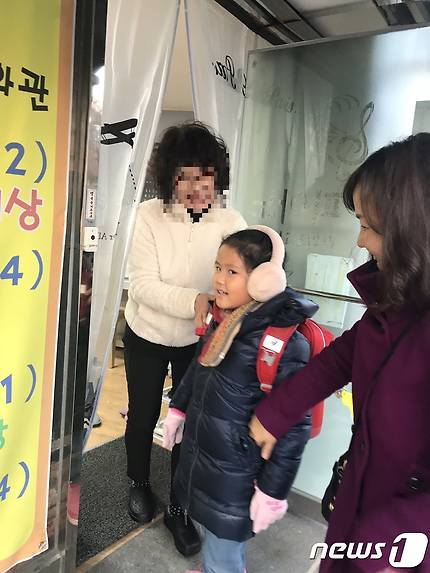 '워킹맘' 나윤경씨(44)에 있던 여덟살 딸을 데리고 나오는 모습. &copy; News1