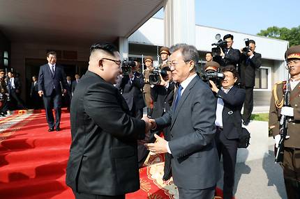 문재인 대통령과 김정은 북한 국무위원장이 지난달 26일 오후 판문점 북측 통일각에서 열린 남북정상회담을 마친 뒤 인사를 나누고 있다. (청와대 제공) 2018.5.27/뉴스1