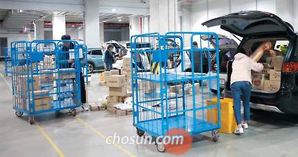 지난달 31일 서울시 송파구 쿠팡 물류센터에서 일반인 단기 배달원들이 자신의 차량에 택배 박스를 싣고 있다. 쿠팡에 따르면 서비스 개시 두 달 만에 일반인 택배 기사 신청자가 9만4000명을 넘어섰다. /김연정 객원기자