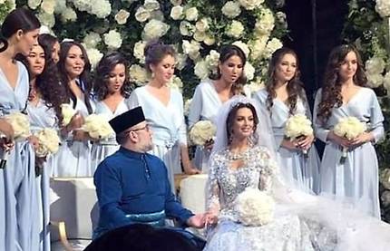 말레이시아 국왕 무하마드 5세 국왕(앞줄 왼쪽)이 지난 22일 미스 모스크바 출신 러시아 모델 옥사나 보예보디나와 결혼식을 올린 것으로 추정되는 영상이 유튜브에서 떠돌고 있다. 유튜브 화면 촬영