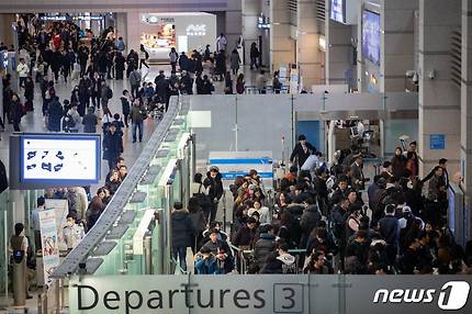 지난 2일 설 연휴를 맞아 인천국제공항 제1여객터미널 출국장이 이용객들로 붐비고 있다. /사진=뉴스1