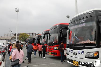 '검찰 개혁'을 촉구하는 광주시민들이 5일 오전 10시 광주 서구 풍암동의 한 대형마트 주차장을 찾아 서울 서초동 집회에 참여하기 위해 차량에 탑승하고 있다. 2019.10.5/뉴스1 © News1 전원 기자