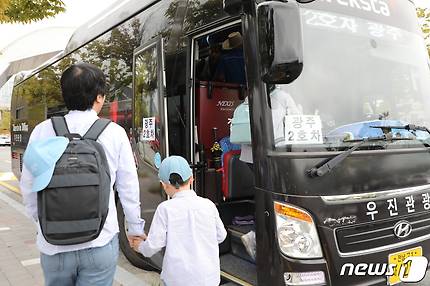 '검찰 개혁'을 촉구하는 광주시민들이 5일 오전 10시 광주 서구 풍암동의 한 대형마트 주차장을 찾아 서울 서초동 집회에 참여하기 위해 차량에 탑승하고 있다. 2019.10.5/뉴스1 © News1 전원 기자