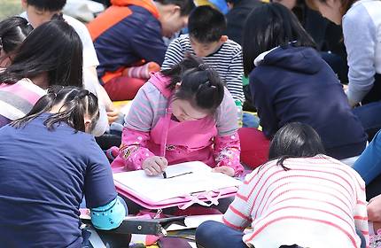 사진은 2014년 4월 경기 과천에서 열린 장애인 사생대회에서 참가 어린이들이 그림을 그리고 있다. 연합뉴스