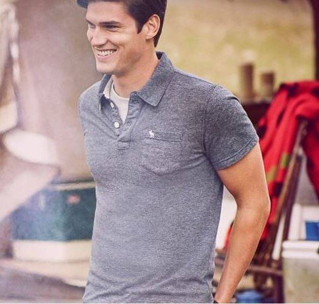 상의를 제대로 입은 아베크롬비의 모델(사진=인스타그램 캡쳐)