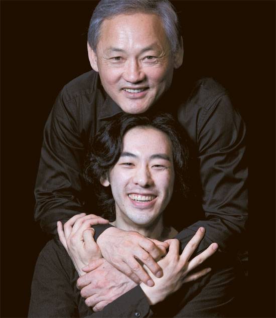 연극 ‘페리클레스’에서 주인공 역을 나눠 맡은 부자(父子) 배우, 유인촌(위)과 남윤호(본명 유대식). [권혁재 사진전문기자]