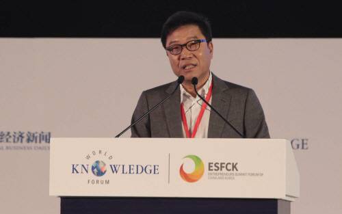 이수만 SM엔터 회장이 21일 한·중 문화교류 활성화와 한류 발전을 주제로 기조강연을 하고 있다. [청두 = 이충우 기자]