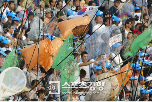 이승엽이 한시즌 최다 홈런 신기록(56개)을 세웠던 2003년 이승엽의 홈런공을 잡기 위해 잠자리채들 들고 야구장을 찾은 팬들 | 경향신문DB