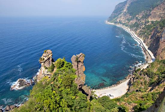 남양항 뒤편 남서일몰전망대에 오르면 울릉도에서 가장 투명한 물빛을 감상할 수 있다. 우뚝 솟은 남근석과 울릉도 해안 일주도로도 한눈에 들어온다.