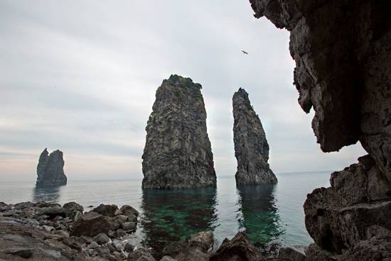 바위 세 개가 바다를 뚫고 솟아있는 삼선암