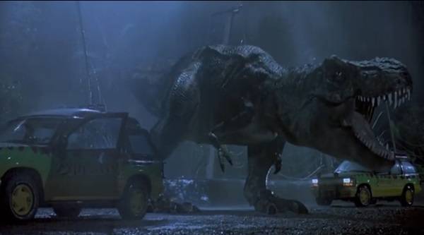 영화 쥬라기 공원에 등장한 티라노사우루스는 지프를 뒤쫓지만 결국 따라잡지 못한다. 사진=유니버설픽처스