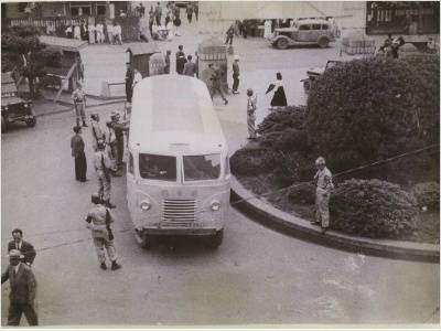 40여명의 국회의원이 탑승한 통근버스가 검문에 응하지 않았다는 이유로 헌병대로 연행되고 있다. 헌병대에 끌려간 국회의원들은 ‘국제공산당 사건’이란 해괴한 간첩사건을 들이미는 수사관들에게 시달린다.