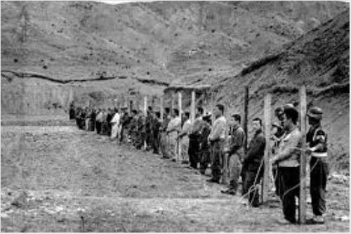 1950년 4월 14일 공산당이란 이유로 경기도 수색 화전 사형장에서 총살되기 직전의 국군 장병들