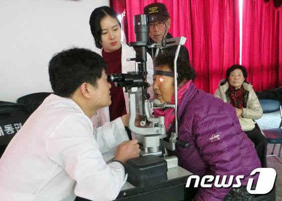 함평군의 한 진료소에서 주민이 안구 검진을 받고 있다. © News1