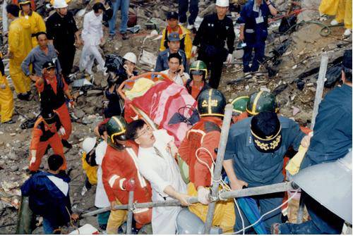 1995년 삼풍백화점 붕괴사고 당시 참혹한 구조 현장 모습