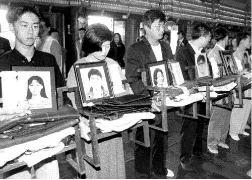 삼풍백화점 붕괴사고로 숨진 미혼남녀의 영혼결혼식 모습.