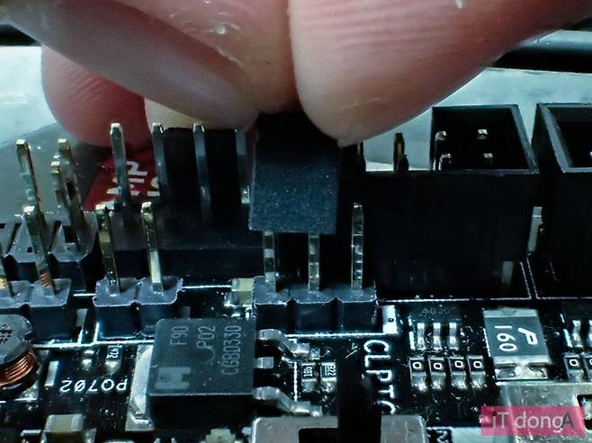 점퍼 위치를 옮기는 모습