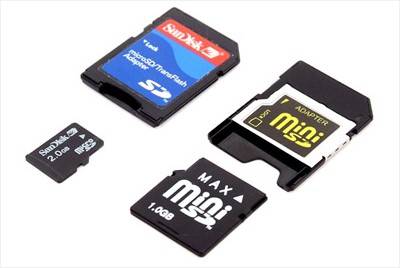 마이크로 SD카드(왼쪽 아래)와 미니 SD카드(오른쪽 아래)와 어댑터.