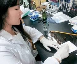 충남대 특수대학원 과학수사학과 학생이 마약·독 극물 검사를 하고 있다.