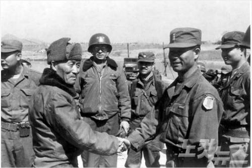 1951년 3월 15일 신성모 국방부장관(왼쪽에서 두 번째 털모자를 쓴 인물)이 서울 탈환을 위해 작전을 수행한 국군 1사단 장교들과 악수하고 있다.