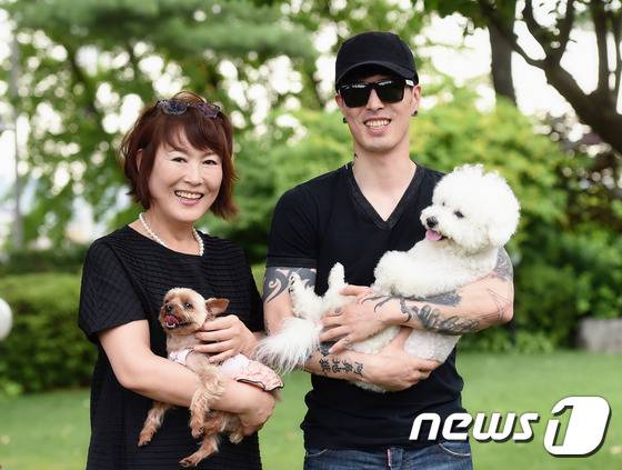 노라조 이혁이 이태원 카페 리엔에 귀여운 강아지 두 마리를 데리고 나타났다.© News1스포츠 / 권현진 기자