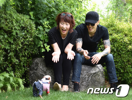 새벽이가 재롱을 부리고 있다.© News1스포츠/ 권현진 기자