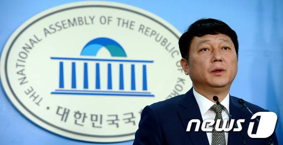 최재성 새정치민주연합 사무총장이 14일 국회 정론관에서 고위공직자 보수, 국민 소득 연동 특별법 관련 기자회견을 하고 있다. 2015.7.14/뉴스1 © News1 박정호 기자