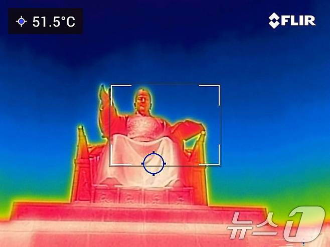 내륙 곳곳에 폭염특보가 확대 발령된 18일 오후 서울 종로구 광화문광장 세종대왕상이 51도를 나타내고 있다. 열화상카메라 화상은 온도가 높을수록 붉은색으로 나타나며 상대적으로 온도가 낮은 곳은 푸른색으로 나타난다. (열화상 카메라 촬영) 2024.6.18/뉴스1 ⓒ News1 신웅수 기자