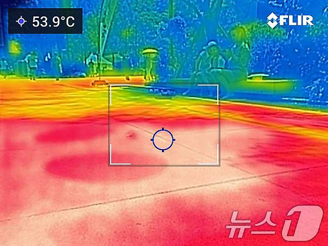 내륙 곳곳에 폭염특보가 확대 발령된 18일 오후 서울 종로구 광화문광장 바닥 온도가 50도를 넘고 있다. 열화상카메라 화상은 온도가 높을수록 붉은색으로 나타나며 상대적으로 온도가 낮은 곳은 푸른색으로 나타난다. (열화상 카메라 촬영) 2024.6.18/뉴스1 ⓒ News1 신웅수 기자