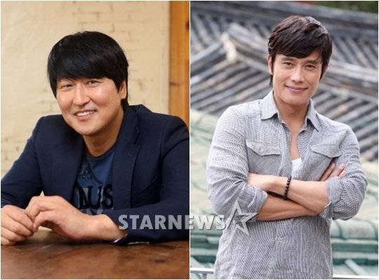 배우 송강호와 이병헌의 비교 이미지, 각각 캐주얼한 옷차림으로 미소 짓는 모습