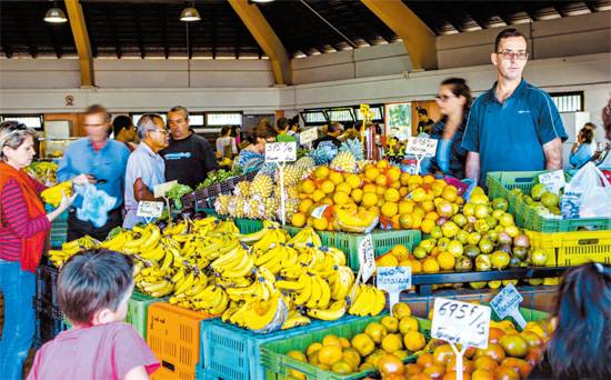 새벽부터 문을 열어 정오면 닫는 누메아 아침시장