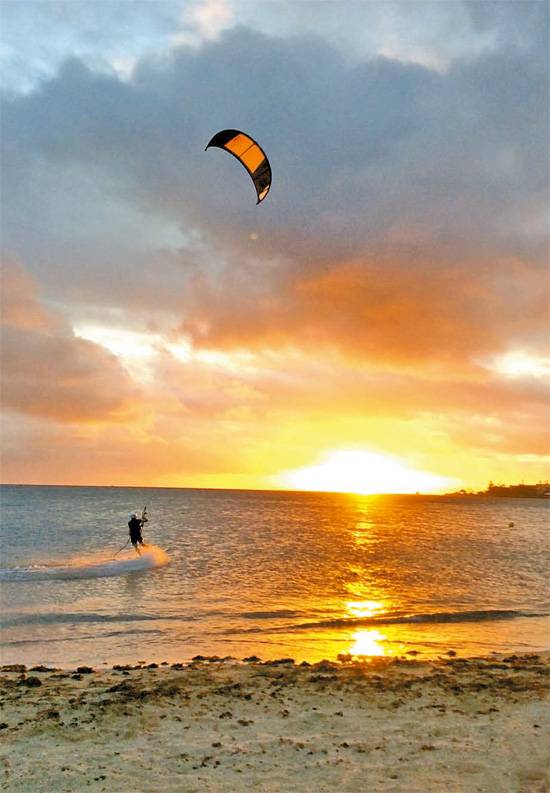 앙스바타의 석양. 한 젊은이가 윈드서핑을 즐기고 있다.