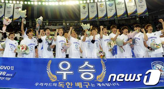 19일 충북 청주실내체육관에서 열린 OK저축은행과 우리카드 '2015 청주·KOVO컵 프로배구' 남자부 결승에서 우리카드 선수들이 우승을 확정지은 뒤 기쁨을 나누고 있다. 2015.7.19/뉴스1 © News1 김용빈 기자