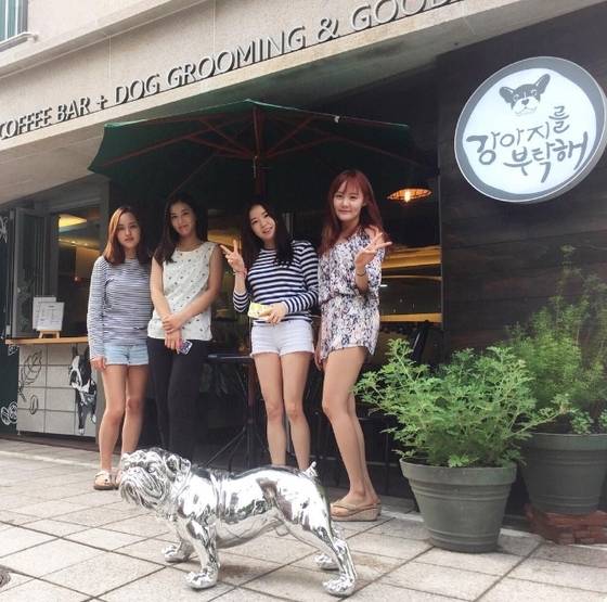 개그맨 이경규의 딸 이예림이 어머니가 운영 중인 애견 카페 앞에서 SBS'아빠를 부탁해' 멤버들과 찍은 인증사진을 지난 13일 자신의 인스타그램에 올렸다.(사진 이예림 인스타그램 캡처)© News1