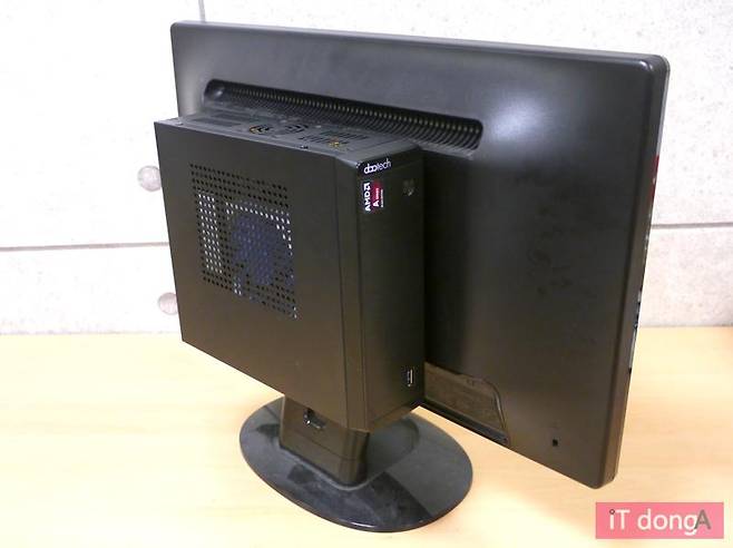 모니터 뒤에 장착