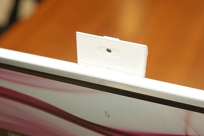 모니터 상단을 누르면 웹캠이 나온다.