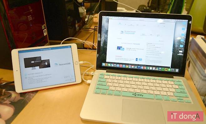 아이패드 미니를 맥북에 보조 모니터로 연결한 모습