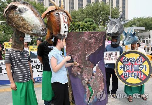 설악산 오색케이블카 반대 퍼포먼스<,연합뉴스DB>> (서울=연합뉴스) 전수영 기자 = 한국환경회의와 자연공원케이블카반대범국민대책위 관계자들이 14일 오전 정부서울청사 앞에서 설악산 오색케이블카 반대 기자회견을 열어 케이블카 설치의 부당성을 알리는 퍼포먼스를 하고 있다. 양양군이 추진하는 오색케이블카는 양양군 서면 오색그린야드 호텔 인근의 하부정류장에서 설악산 끝청의 상부정류장 간 3.5㎞ 구간에 설치될 예정이다. 2015.7.14 swimer@yna.co.kr