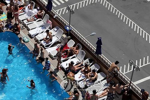 서울의 한 호텔 수영장을 찾은 많은 시민과 외국인들이 일광욕을 즐기고 있다.(연합뉴스 자료사진)