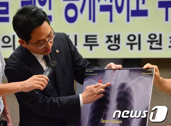 최대집 의료혁신투쟁위원회 공동대표가 지난해 8월 서울 중구 프레스센터에서 열린 '박원순 서울시장 아들 박주신 씨의 병역 비리 의혹 해결을 위한 의학적 검사 촉구 기자회견'에서 박주신 씨의 요추부 MRI 사진에 대한 소견을 밝히고 있다. © News1 변지은 인턴기자