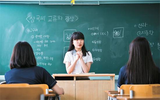 “오늘은 고구려, 신라, 백제 삼국의 교류와 경쟁에 대해 알아보겠습니다.” 진명여고 1학년 이해민양이 자신이 필기한 내용을 칠판에 적은 후 친구들을 가르치고 있다.