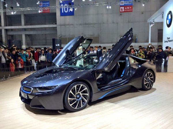 2015 서울모터쇼에 전시된 BMW 플러그인 하이브리드 스포츠카 i8을 구경하는 관람객들 (지디넷코리아)
