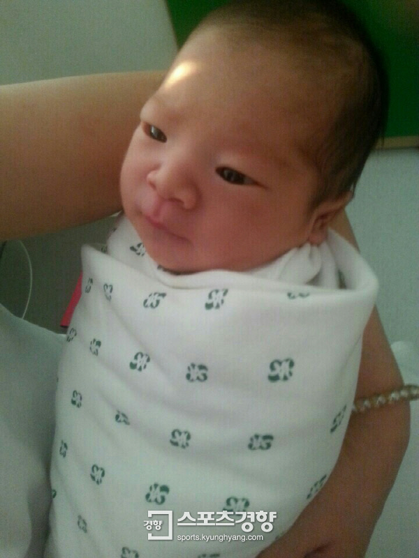 지난 14일 출생한 개그맨 이동엽의 첫 딸 대박이. 사진 해피메리드컴퍼니